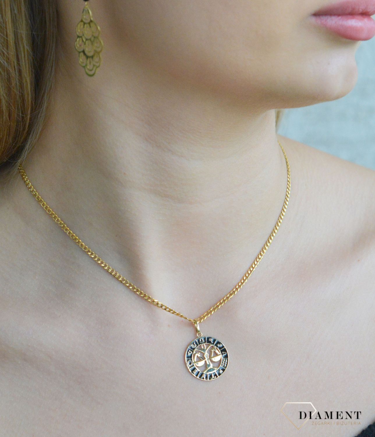 Złota zawieszka 585 znak zodiaku Waga z czarną emalią w kółku ZA 7310I.jpg